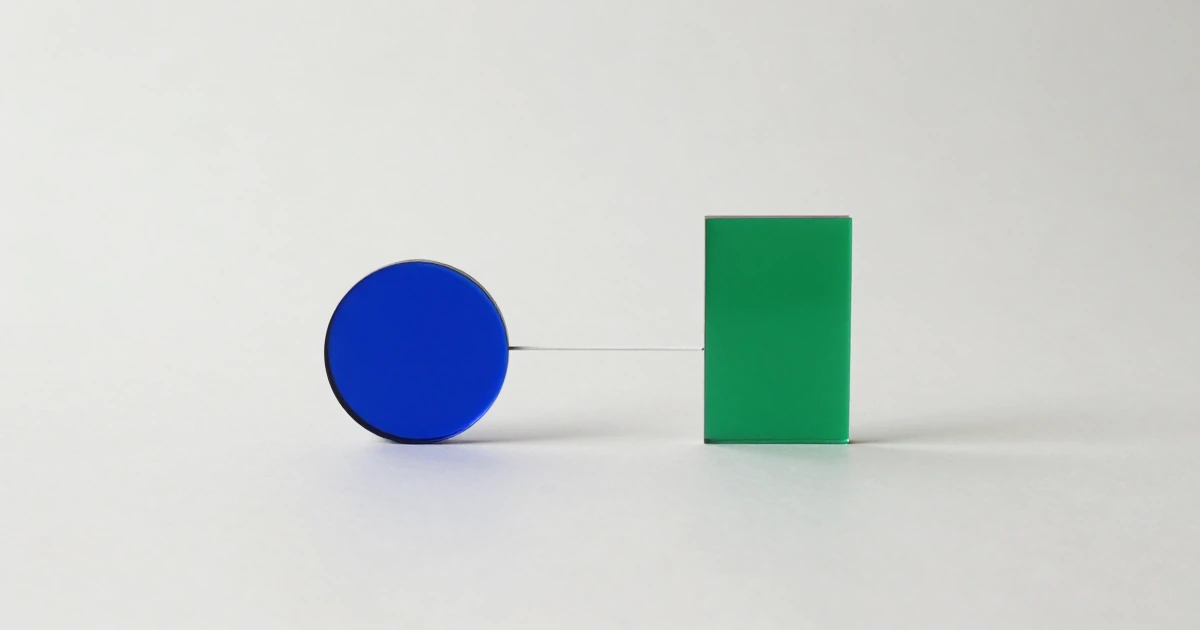 Figuras geométricas azul y verde sobre un fondo claro